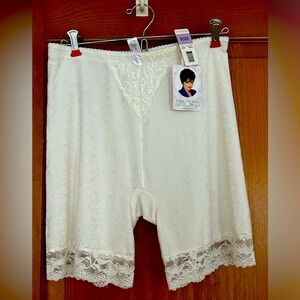 VINTAGE DELTA BURKE SLIMMING INTIMATES - WHITE 9/2X NWOT